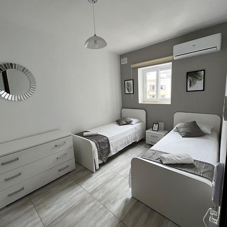 F4 Room 3, Private Room Two Single Beds Shared Bathroom Msida Kültér fotó